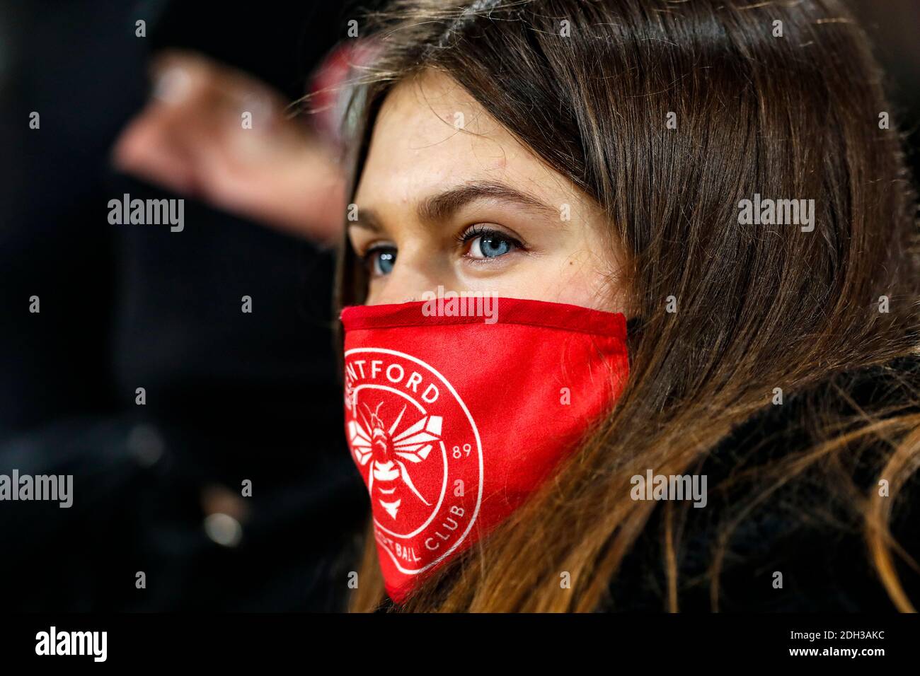 Brentford Community Stadium, London, Großbritannien. Dezember 2020. English Football League Championship Football, Brentford FC gegen Derby County; weiblich Brentford Fan beobachtet die erste Hälfte, während das Tragen einer Brentford Gesichtsmaske Kredit: Action Plus Sports/Alamy Live News Stockfoto