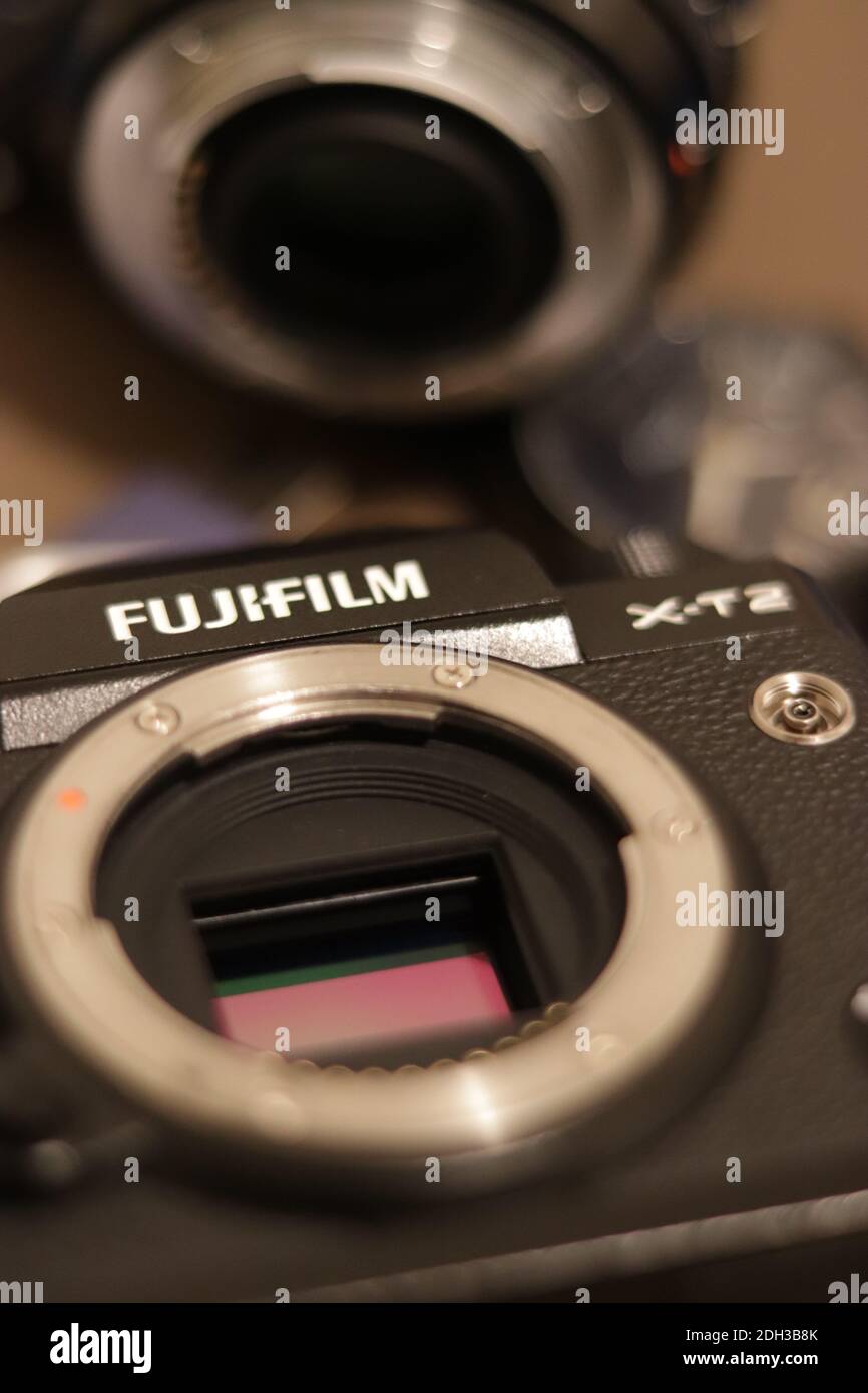 Cambridge UK Dezember 2020 Mirrorless XT-2 Kamera von fujifilm, kein Objektiv mit dem rosa Sensor sichtbar ohne Anti-Aliasing-Beschichtung angebracht Stockfoto