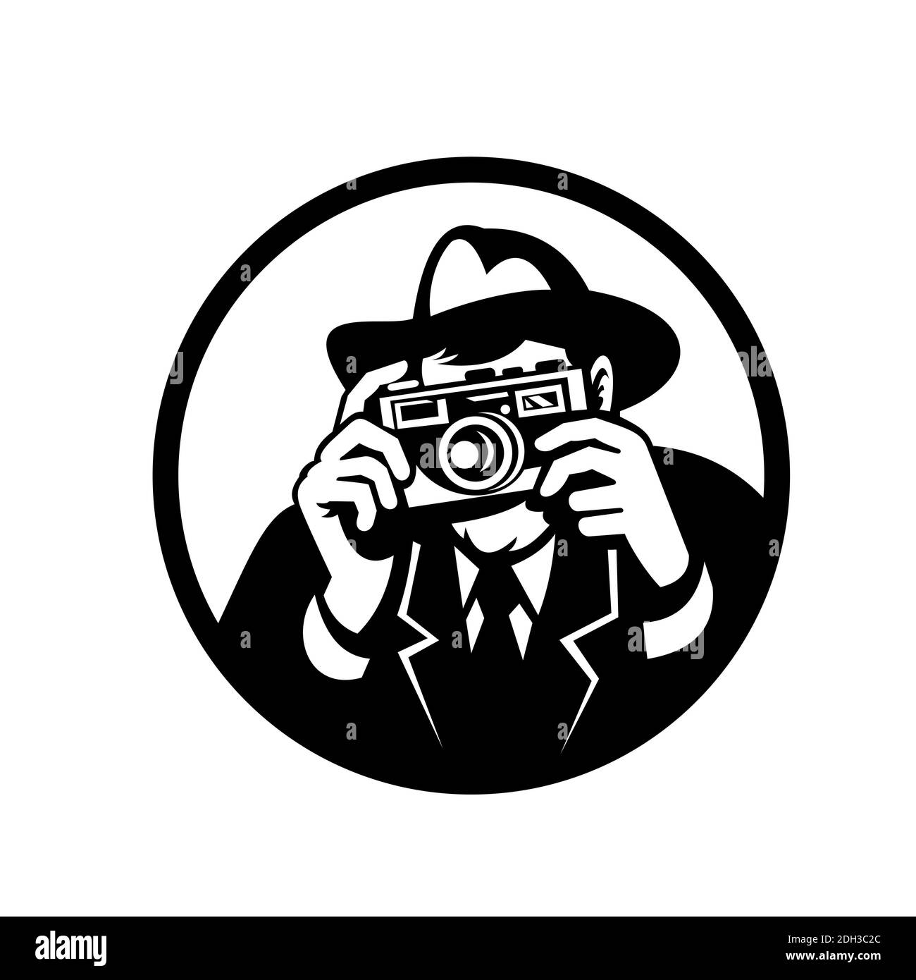 Fotograf trägt Fedora Shooting Camera Retro Schwarz und Weiß Stockfoto