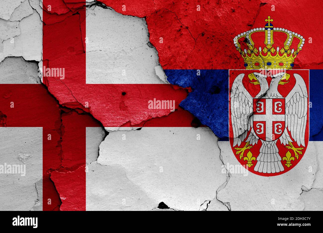 Flaggen von England und Serbien auf rissige Wand gemalt Stockfoto