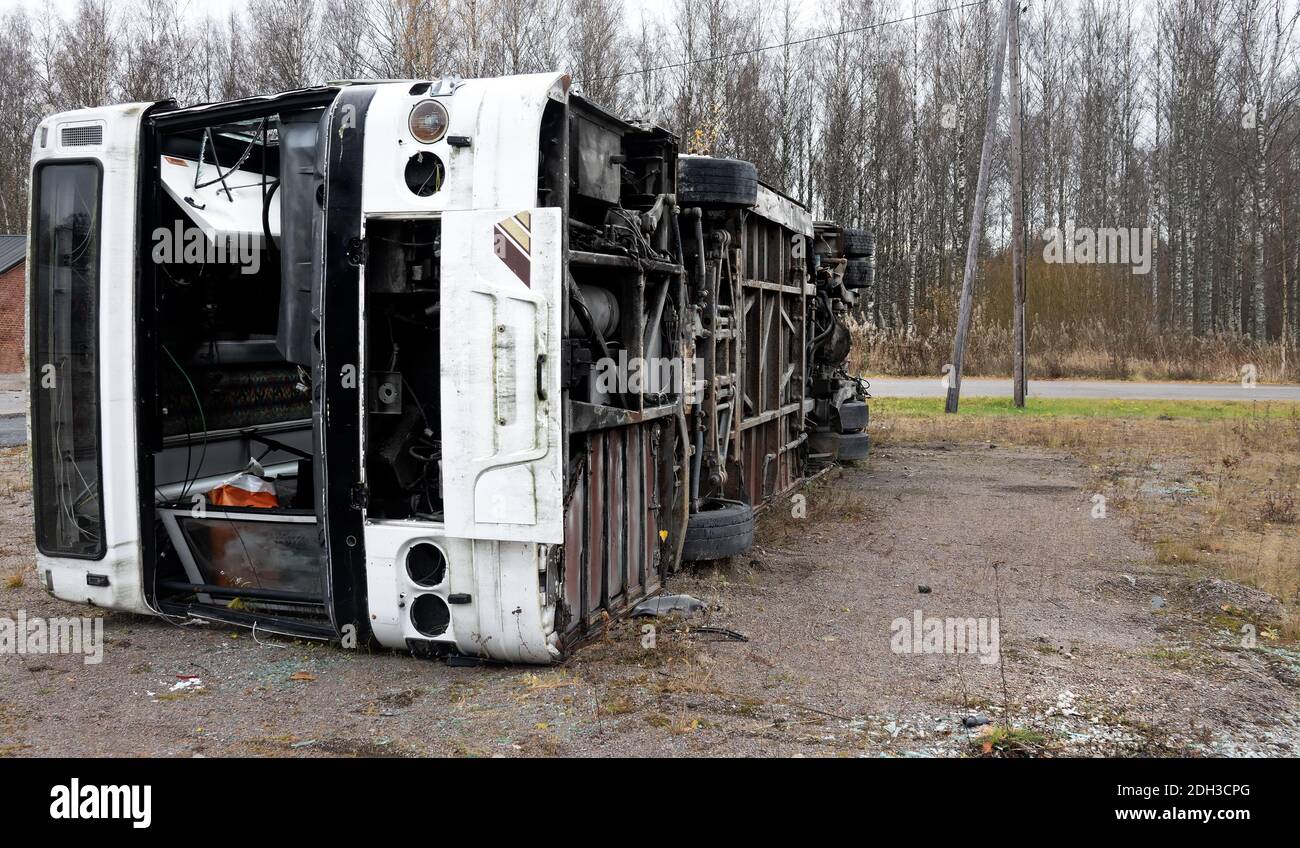 Defekt nach Unfall Bus auf seiner Seite. Stockfoto