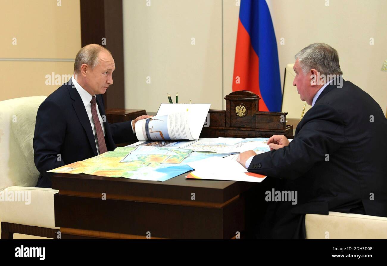 Der russische Präsident Wladimir Putin hält ein Arbeitsgespräch mit Rosneft CEO und Vorsitzender des Vorstands Igor Sechin, rechts, in der offiziellen Residenz in Novo-Ogaryovo 25. November 2020 außerhalb von Moskau, Russland. Stockfoto