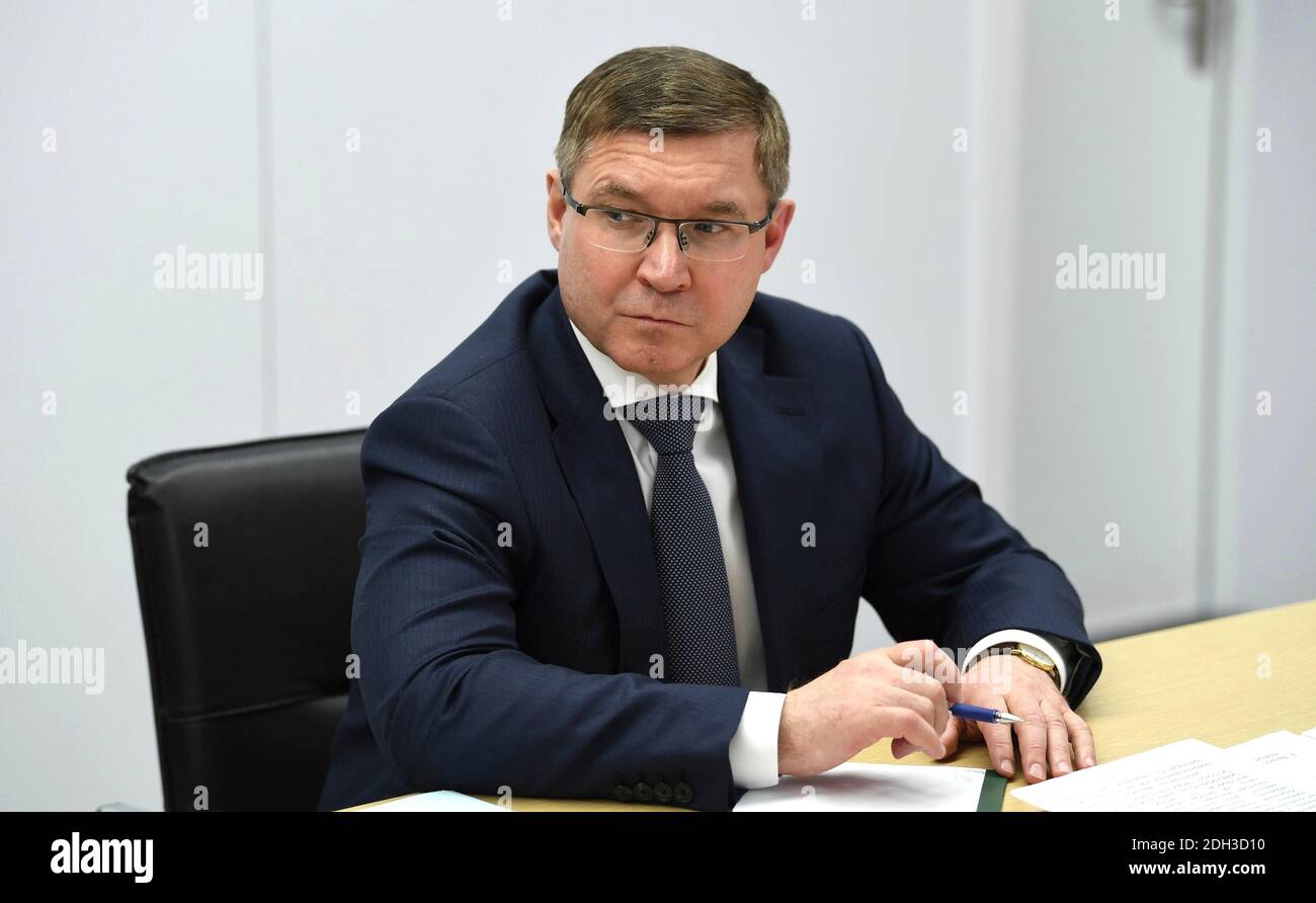 Der bevollmächtigte Gesandte des russischen Präsidenten im Ural-Föderalbezirk Wladimir Jakuschew bei einem Treffen über die strategische Entwicklung der petrochemischen Industrie am 1. Dezember 2020 in Tobolsk, Region Tjumen, Russland. Stockfoto