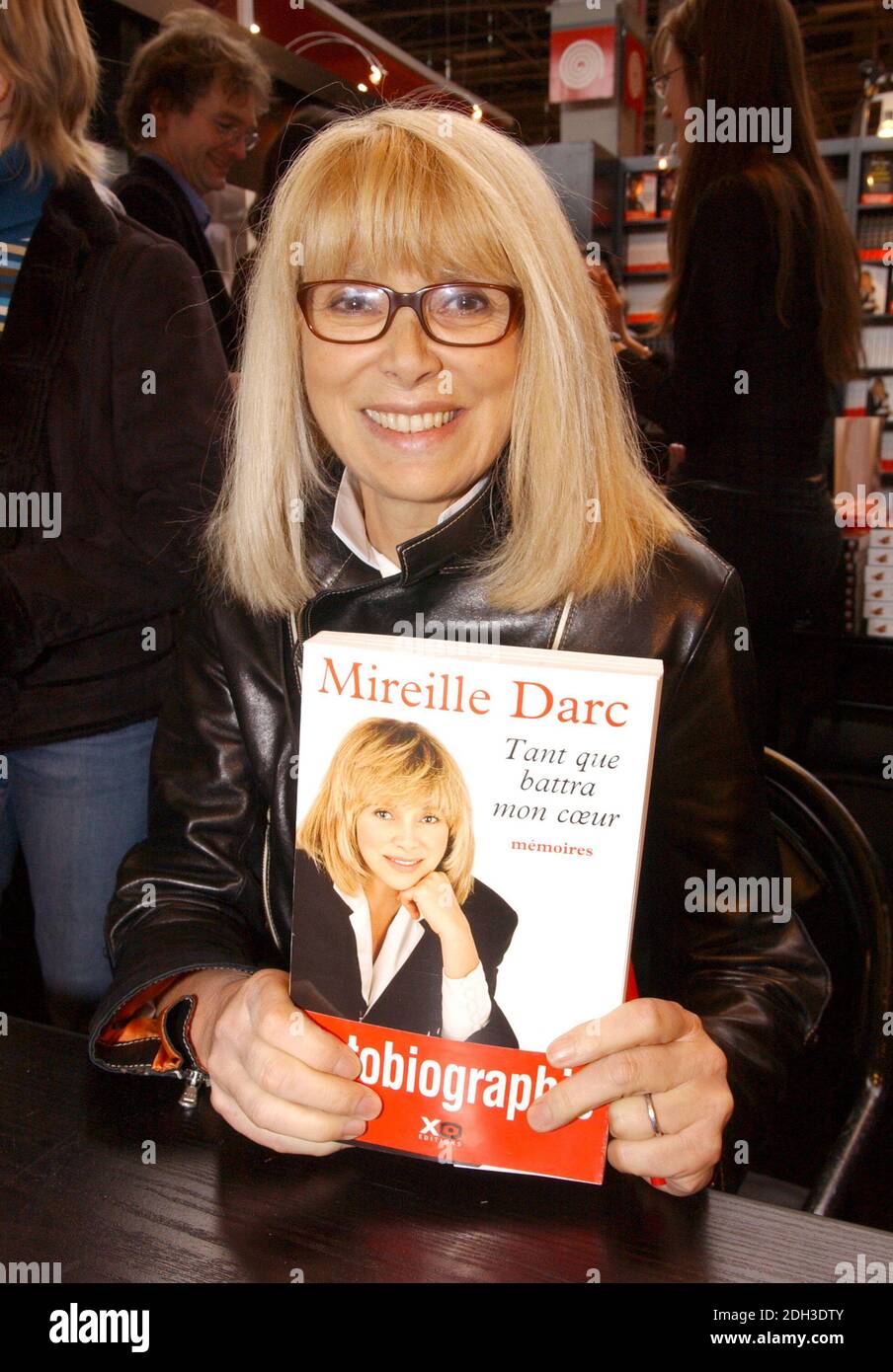 Datei Foto - die französische Schauspielerin Mireille Darc wirbt für ihr Buch "Tant que Battra mon Coeur" während der Pariser Buchmesse "Le Salon Du Livre", die am 19. März 2006 an der Porte de Versailles in Paris, Frankreich, stattfand. DARC starb um 79 Uhr, wie heute bekannt gegeben wurde. Sie war Alain Delons langjähriger Co-Star und Begleiter. Sie trat als Hauptfigur in Jean-Luc Godards Film Week End von 1967 auf. Foto von Bruno Klein/ABACAPRESS.COM Stockfoto