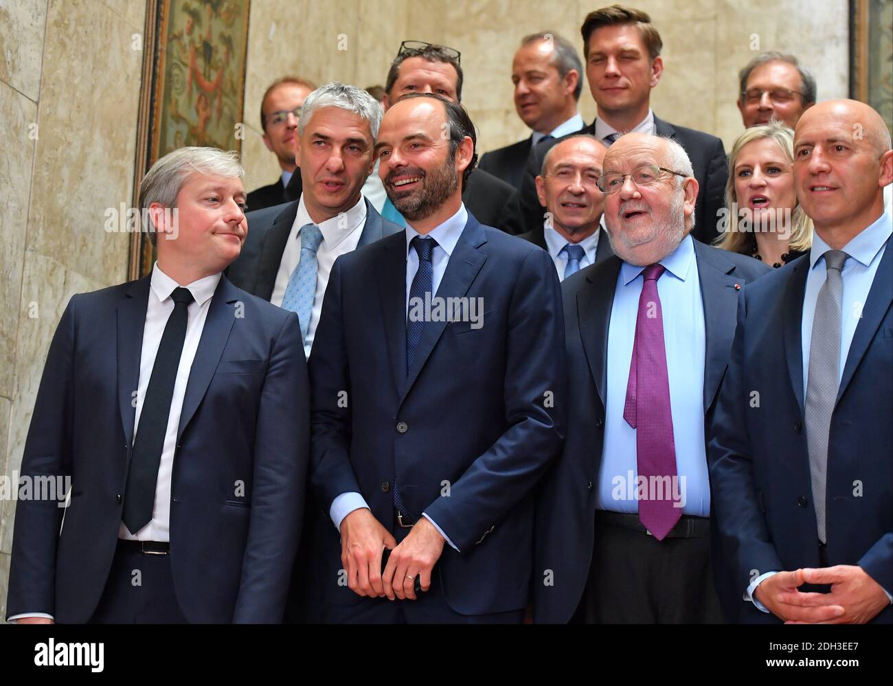 Der französische Premierminister Edouard Philippe posiert mit dem Bürgermeister von Nancy, Laurent Henart, dem Präsidenten der Stadtgemeinde der Grand Nancy Andre Rossinot, dem französischen Innenminister Gerard Collomb und Beamten während eines Regierungsseminars in Nancy, Frankreich, am 1. Juli 2017. Foto von Christian Liewig/ABACAPRESS.COM Stockfoto