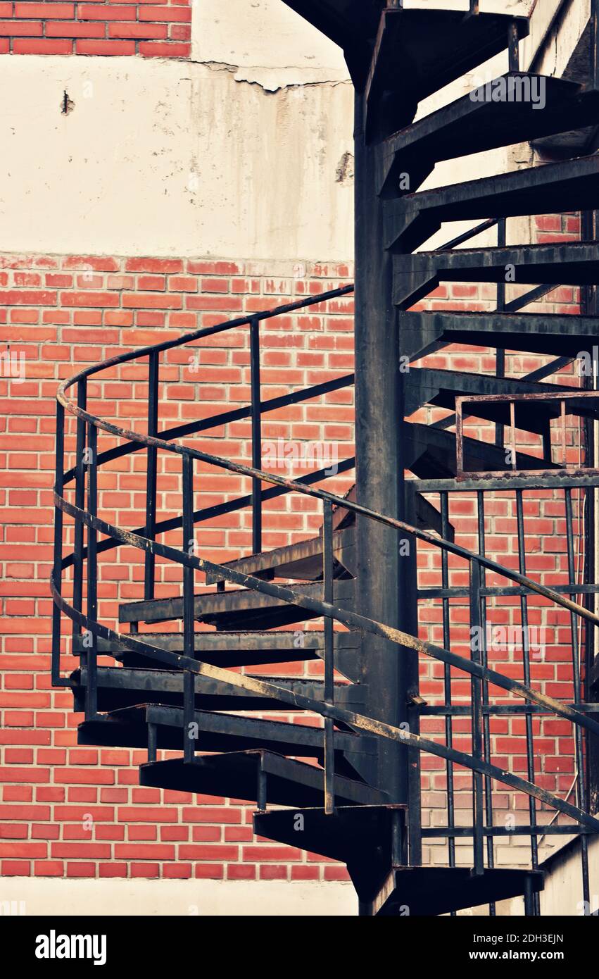 Alte schwarze Metalltreppe für Notfälle Stockfoto