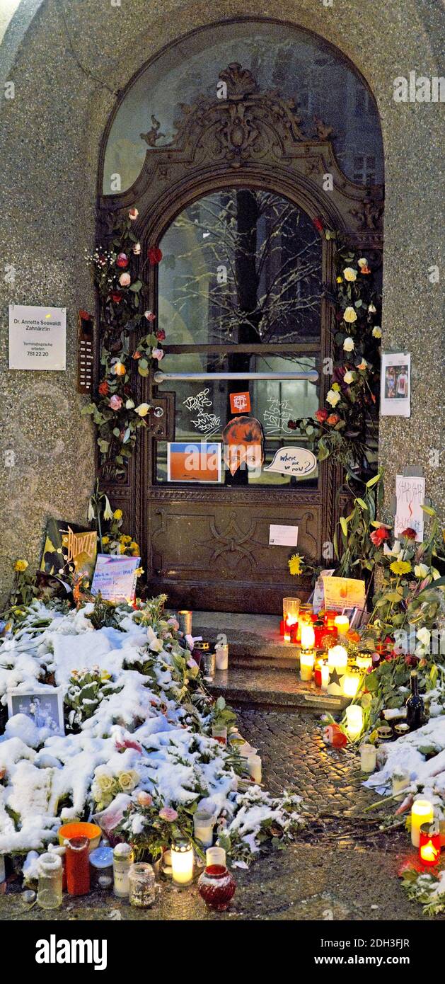 Blumen schmücken den Gang, der nach dem Tod von David Bowies in die Hauptstrasse 155 in Berlin führt. David Bowie starb am 10. Januar 2016 in seinem Haus in NYC. Die Berliner Gedenkstätte befindet sich vor dem Wohnhaus, in dem er von 1976 bis 1979 wohnte und seine berüchtigte Berliner Albumtrilogie schuf. Stockfoto