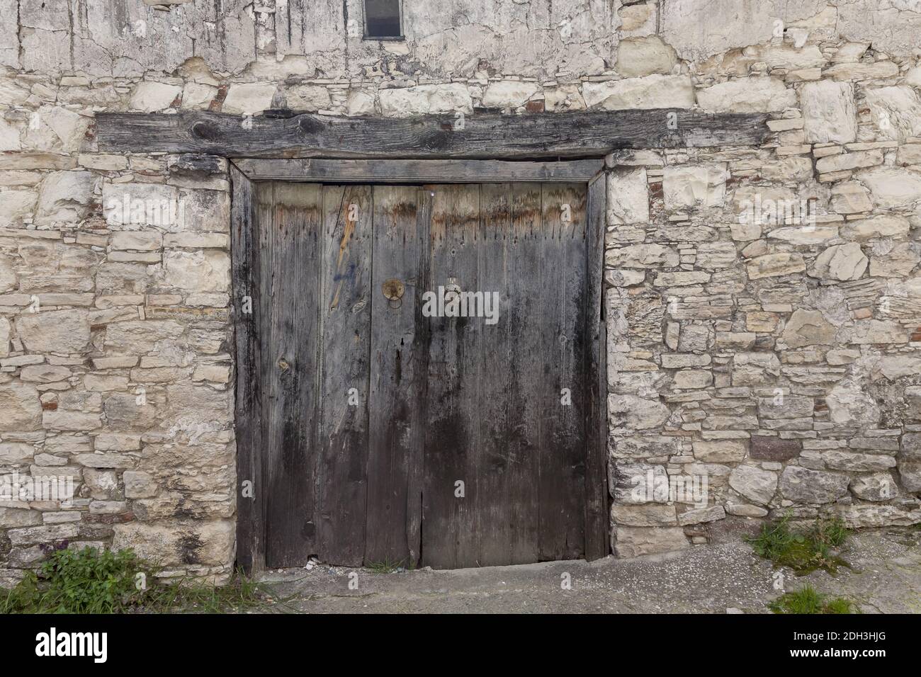 Omodos Hausfassade mit altem Tor Stockfoto