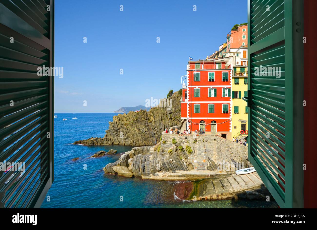 Blick durch ein offenes fenster italien -Fotos und -Bildmaterial in hoher  Auflösung – Alamy