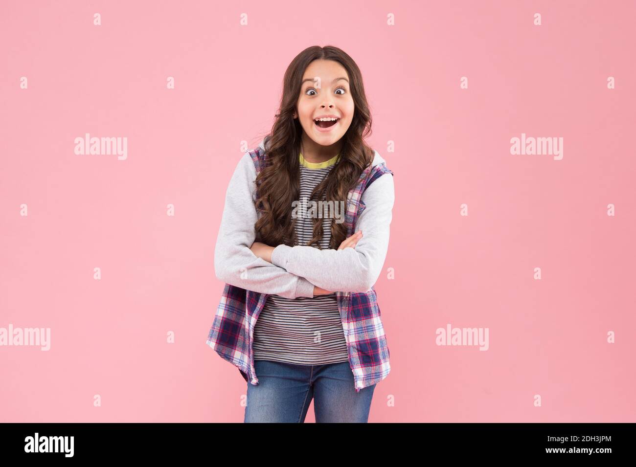 Kleines Kind im lässigen Stil halten den Mund weit offen mit Überraschung rosa Hintergrund, november 20. Stockfoto