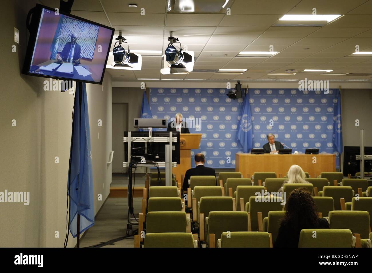 (201209) -- UNITED NATIONS, 9. Dezember 2020 (Xinhua) -- UN-Generalsekretär Antonio Guterres (1. R, Rückseite) und Vorsitzender der Kommission der Afrikanischen Union (AU) Moussa Faki Mahamat (auf dem Bildschirm) nehmen am 9. Dezember 2020 an einer gemeinsamen Pressekonferenz im UN-Hauptquartier in New York Teil. Guterres sagte am Mittwoch, dass es keinen Beweis für eritreische Truppen in Äthiopien gibt, wo Regierungstruppen Rebellen in der nördlichsten Region von Tigray bekämpfen. (Xinhua/Xie E) Stockfoto