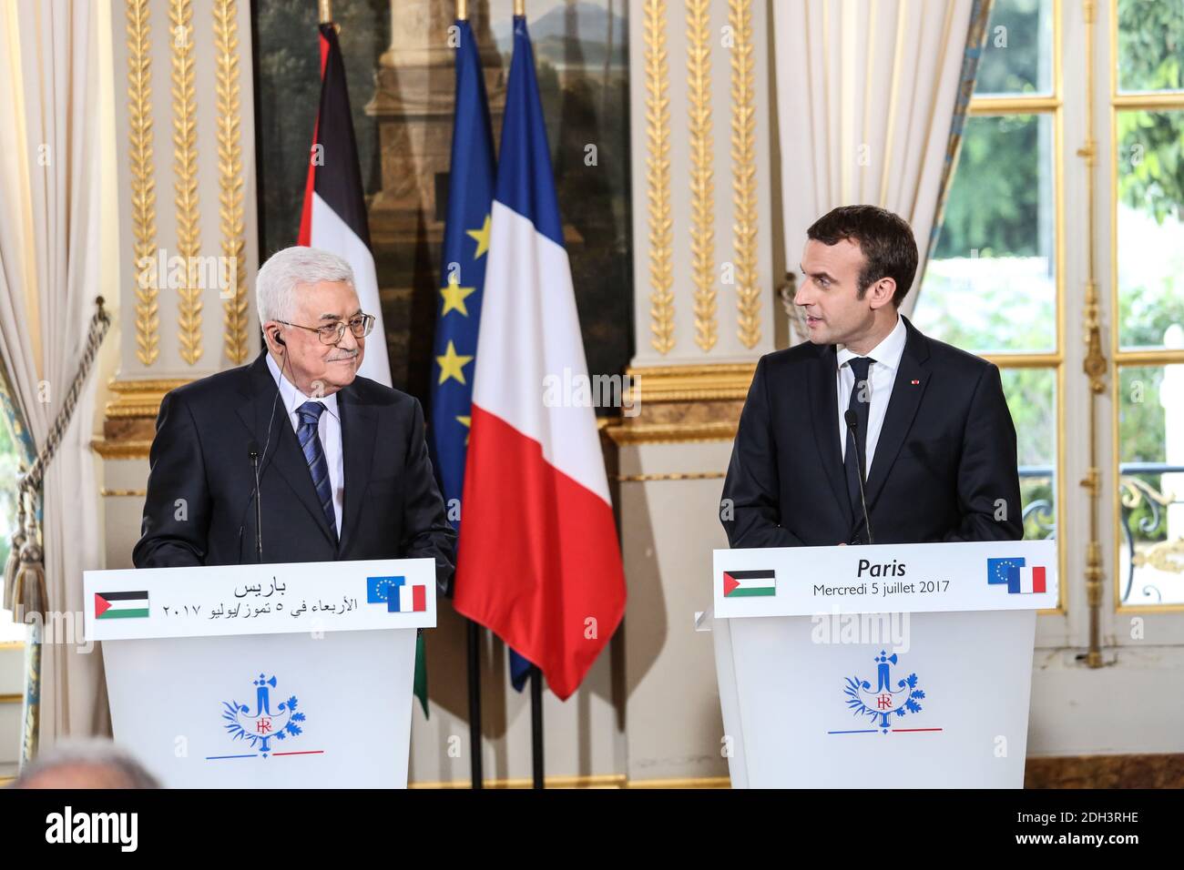 Der französische Präsident Emmanuel Macron begrüßt den palästinensischen Präsidenten Mahmoud Abbas im Elysée-Palast in Paris, am 5. Juli 2017. Foto von Hamilton/ABACAPRESS.COM Stockfoto