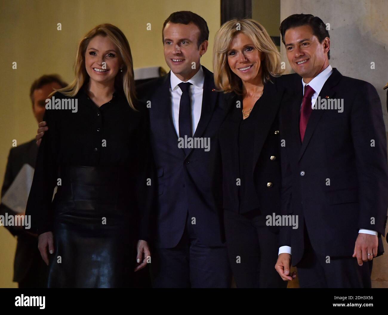 Die mexikanische First Lady Angelica Rivera, der französische Präsident Emmanuel Macron, die französische First Lady Brigitte Macron und der mexikanische Präsident Enrique Pena Nieto posieren vor einem Abendessen im Elysee-Palast in Paris, Frankreich, am 6. Juli 2017. Foto von Christian Liewig/ABACAPRESS.COM Stockfoto