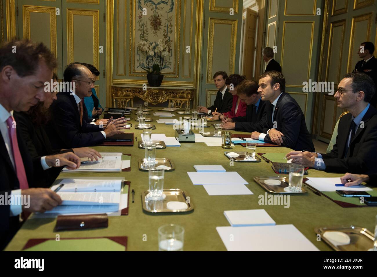 Der französische Präsident Emmanuel Macron und der Präsident der Weltbank (WBG) Jim Yong Kim nehmen am 06. Juli 2017 an einem Treffen im Elysée-Palast in Paris Teil. Foto von Julien de Rosa/ABACAPRESS.COM Stockfoto