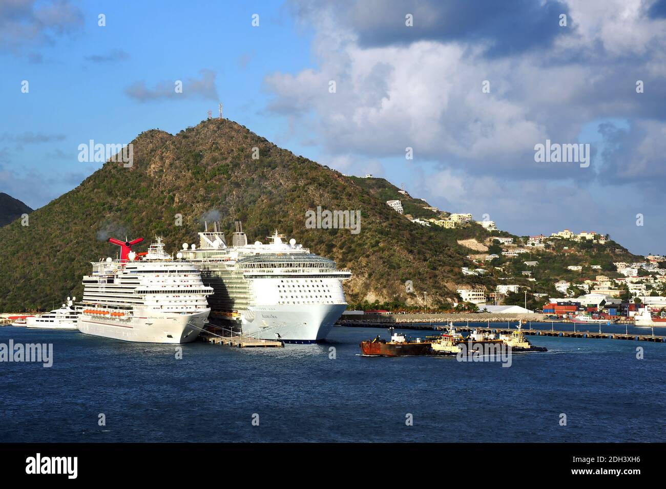 Philipsburg, St. Maarten - 2. März 2017: Kreuzfahrtschiffe Carnival Vista und das Royal Caribbean International Schiff Allure of the Seas dockten im Popu an Stockfoto