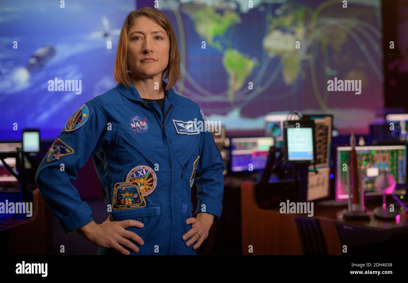 Houston, Usa. Dezember 2020. NASA-Astronautin Christina Koch im Blue Flight Control Room des NASA Johnson Space Center 16. September 2020 in Houston, Texas. Koch wurde am 9. Dezember 2020 als einer der 18 Astronauten ausgewählt, um für die kommenden Artemis-Missionen zum Mond zu trainieren. Quelle: Bill Ingalls/NASA/Alamy Live News Stockfoto