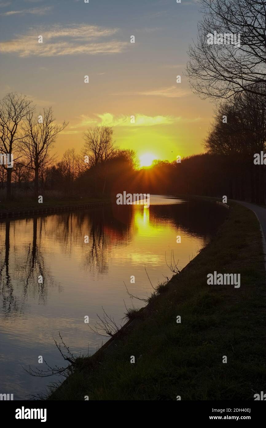 Panorama eines wunderschönen Sonnenuntergangs an einem Fluss oder kanal Stockfoto