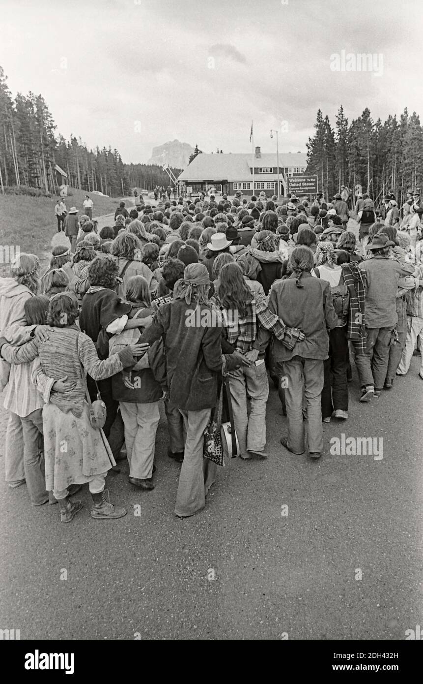 Die Regenbogenfamilie trifft sich am internationalen Grenzübergang Chief Mountain zwischen Alberta und Montana zu einer friedlichen Feier. 4. Juli 1976 Stockfoto