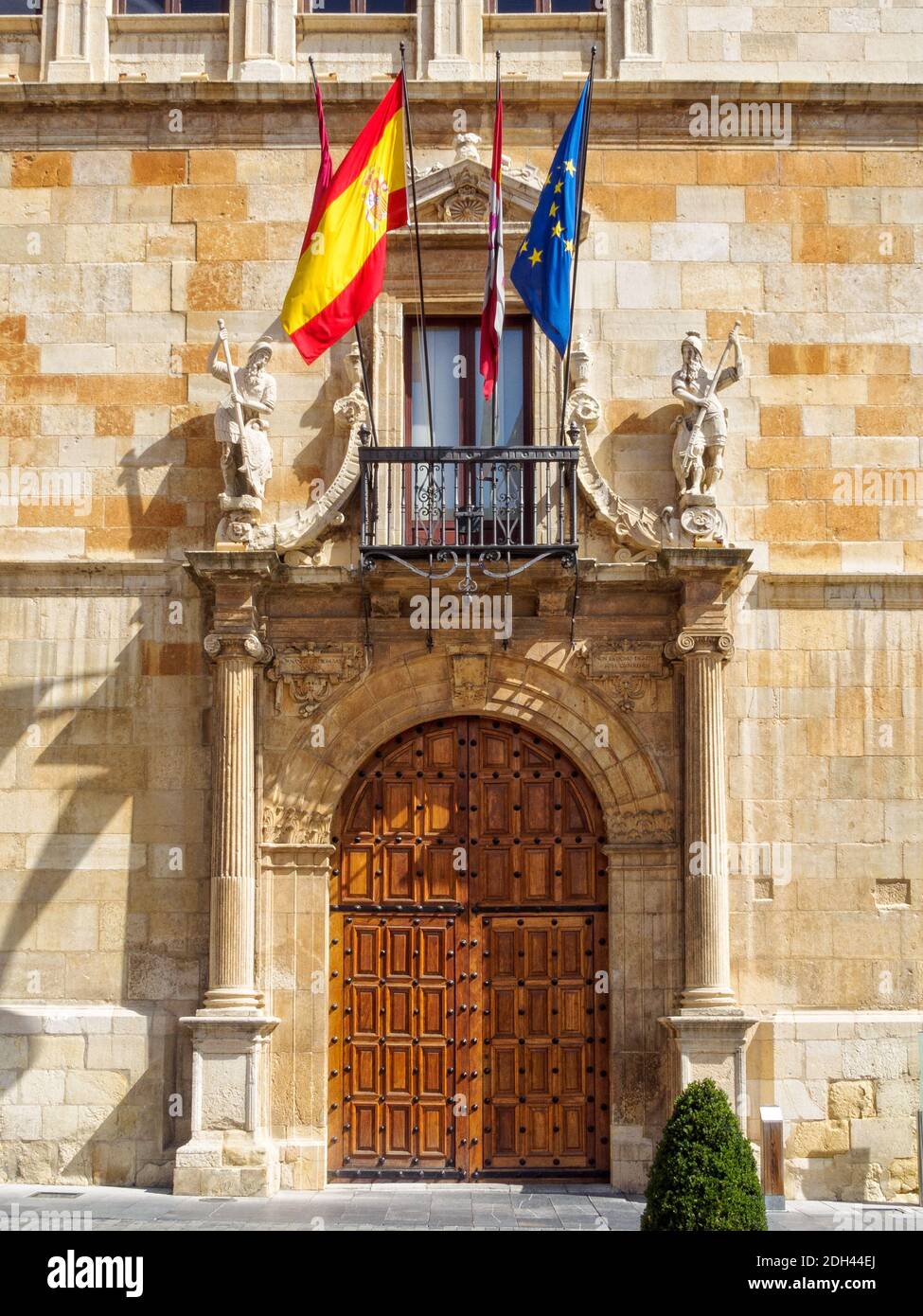 Vordertür des Palastes der Guzmanes aus dem 16. Jahrhundert, Sitz der Provinzregierung - Leon, Kastilien und Leon, Spanien Stockfoto