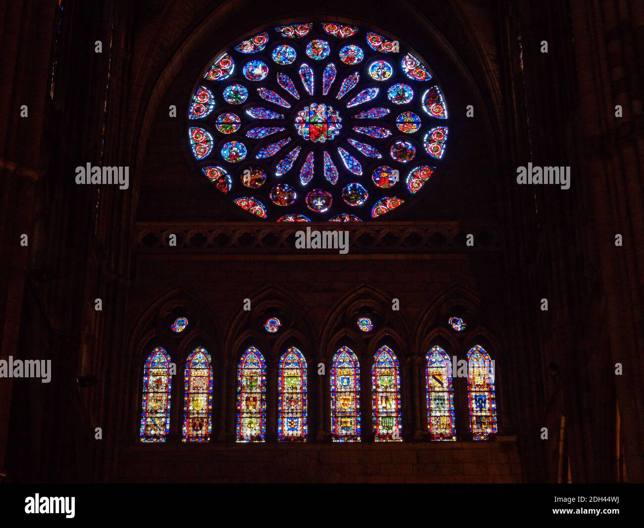 Kirchenfenster mit Glasmalerei in der Kathedrale Santa Maria de Leon - Leon, Kastilien und Leon, Spanien Stockfoto