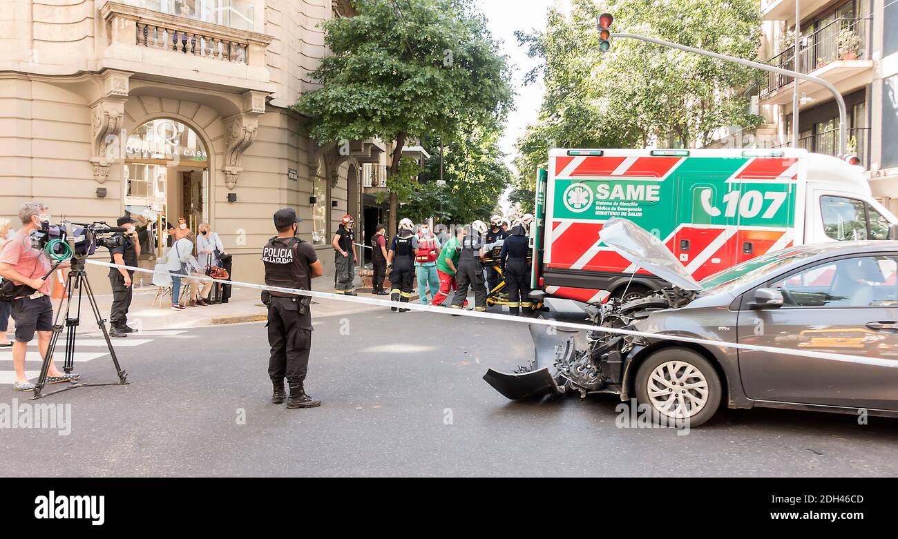TV News Kameramann, Krankenwagen Crew und Polizei am Standort der Autounfall-Website in Recoleta, Buenos Aires, Argentinien Stockfoto