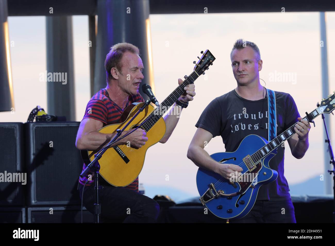 Sting und sein Sohn, Songwriter und Musiker Joe Sumner, treten am 20. Juli 2017 während des Jazz A Juan Festivals in Juan-Les-Pins, Südfrankreich, auf. Foto von Patrick Clemente/ABACAPRESS.COM Stockfoto