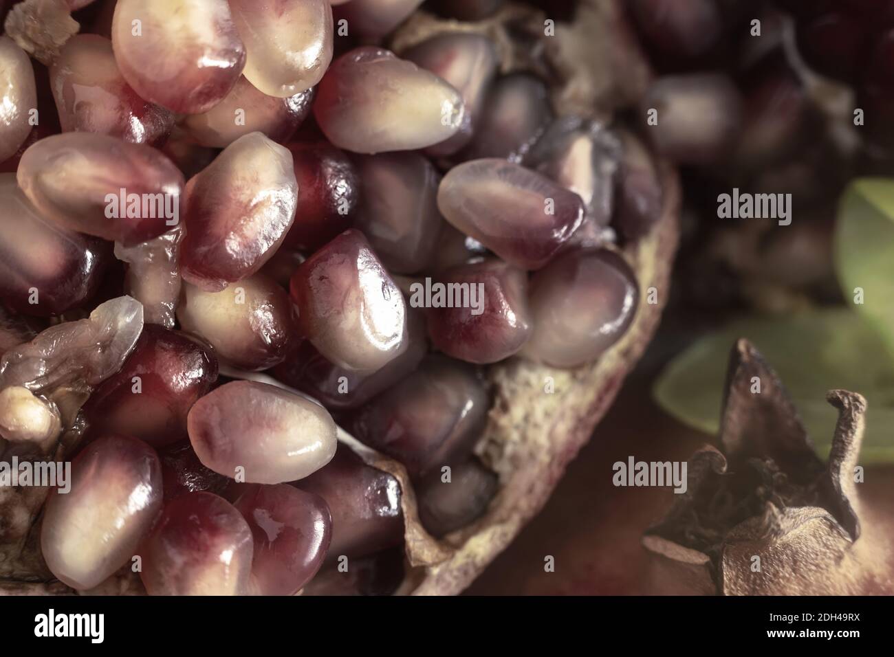 Reife saftige Frucht Granatapfel auf dem Tisch Stockfoto