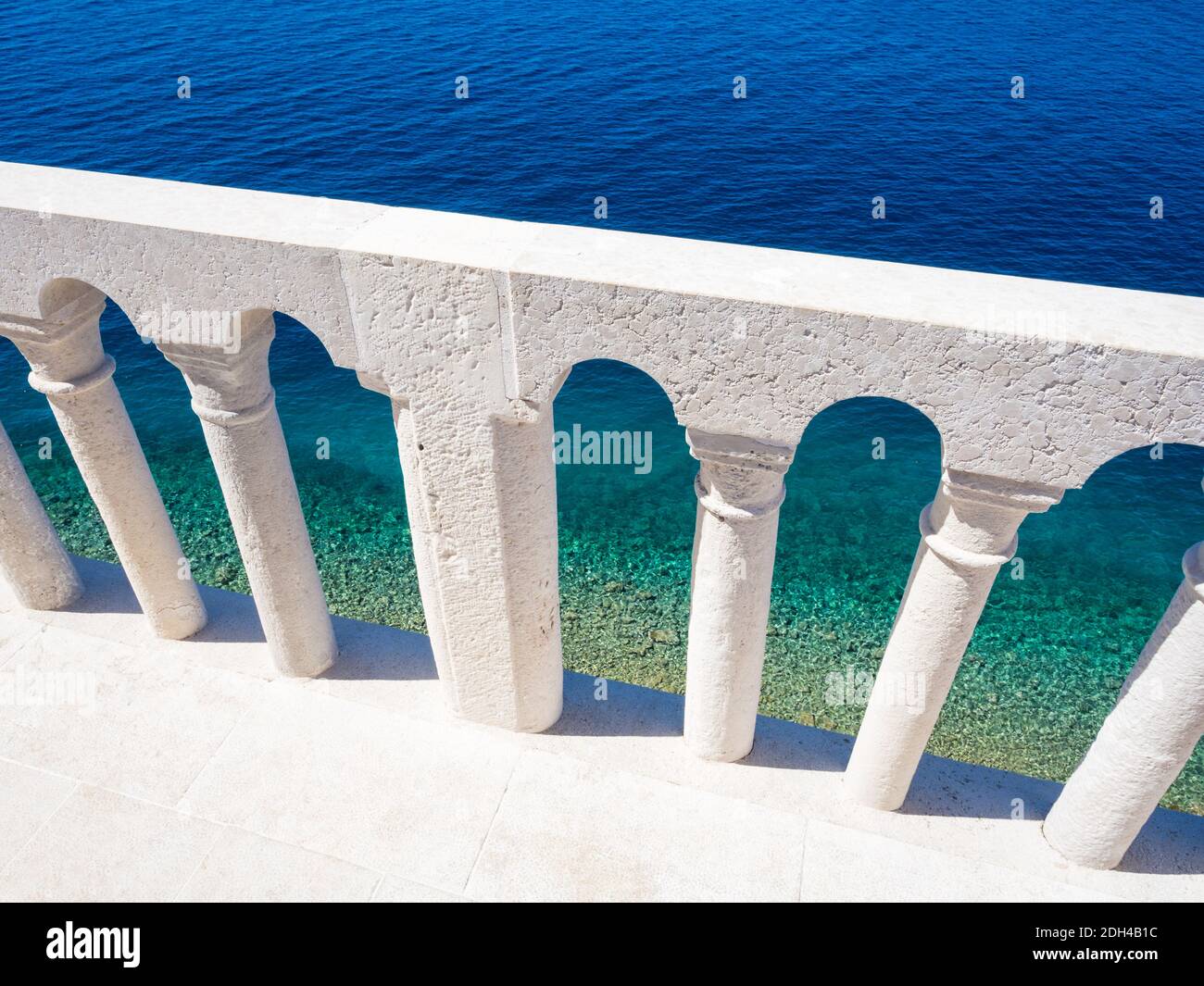 Sommerfeeling mit weißen Steinen und tiefblauem Meer insel rab Stockfoto