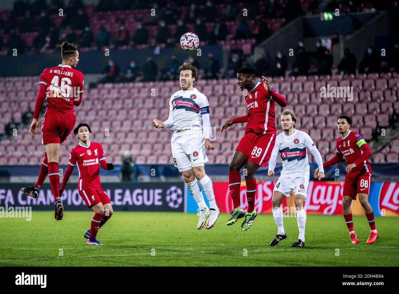 Herning, Dänemark. Dezember 2020. Erik Sviatchenko (28) vom FC Midtjylland und Billy Koumetio (8) vom FC Liverpool beim UEFA Champions League Spiel zwischen FC Midtjylland und FC Liverpool in der MCH Arena in Herning. (Foto Kredit: Gonzales Foto/Alamy Live News Stockfoto