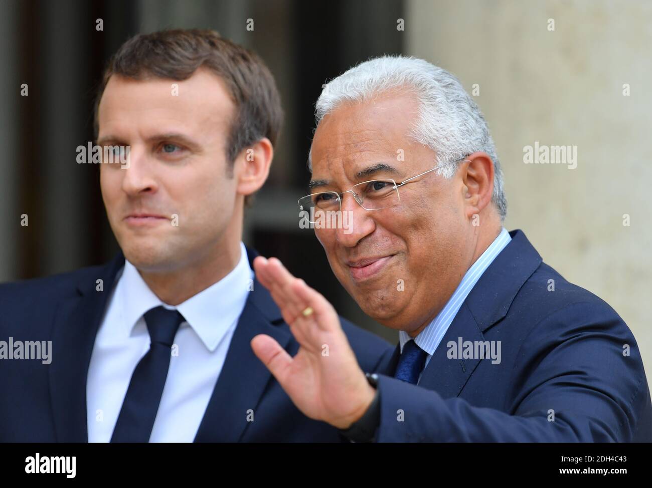 Der französische Präsident Emmanuel Macron, links, begrüßt den portugiesischen Premierminister Antonio Luis Santos da Costa am Freitag, den 28. Juli 2017, im Elysée-Palast in Paris. Der portugiesische Premierminister ist in Paris zu bilateralen Gesprächen und zur Diskussion über die Zukunft Europas. Foto von Christian Liewig/ABACAPRESS.COM. Stockfoto