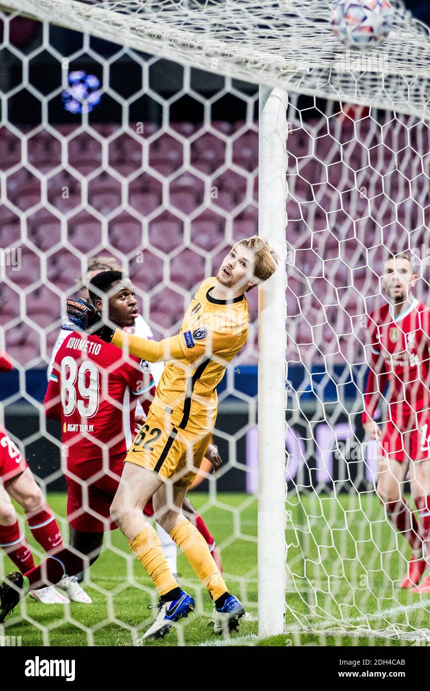 Herning, Dänemark. Dezember 2020. Torwart Caoimhin Kelleher (62) und Billy Koumetio (89) vom FC Liverpool beim UEFA Champions League Spiel zwischen FC Midtjylland und FC Liverpool in der MCH Arena in Herning. (Foto Kredit: Gonzales Foto/Alamy Live News Stockfoto