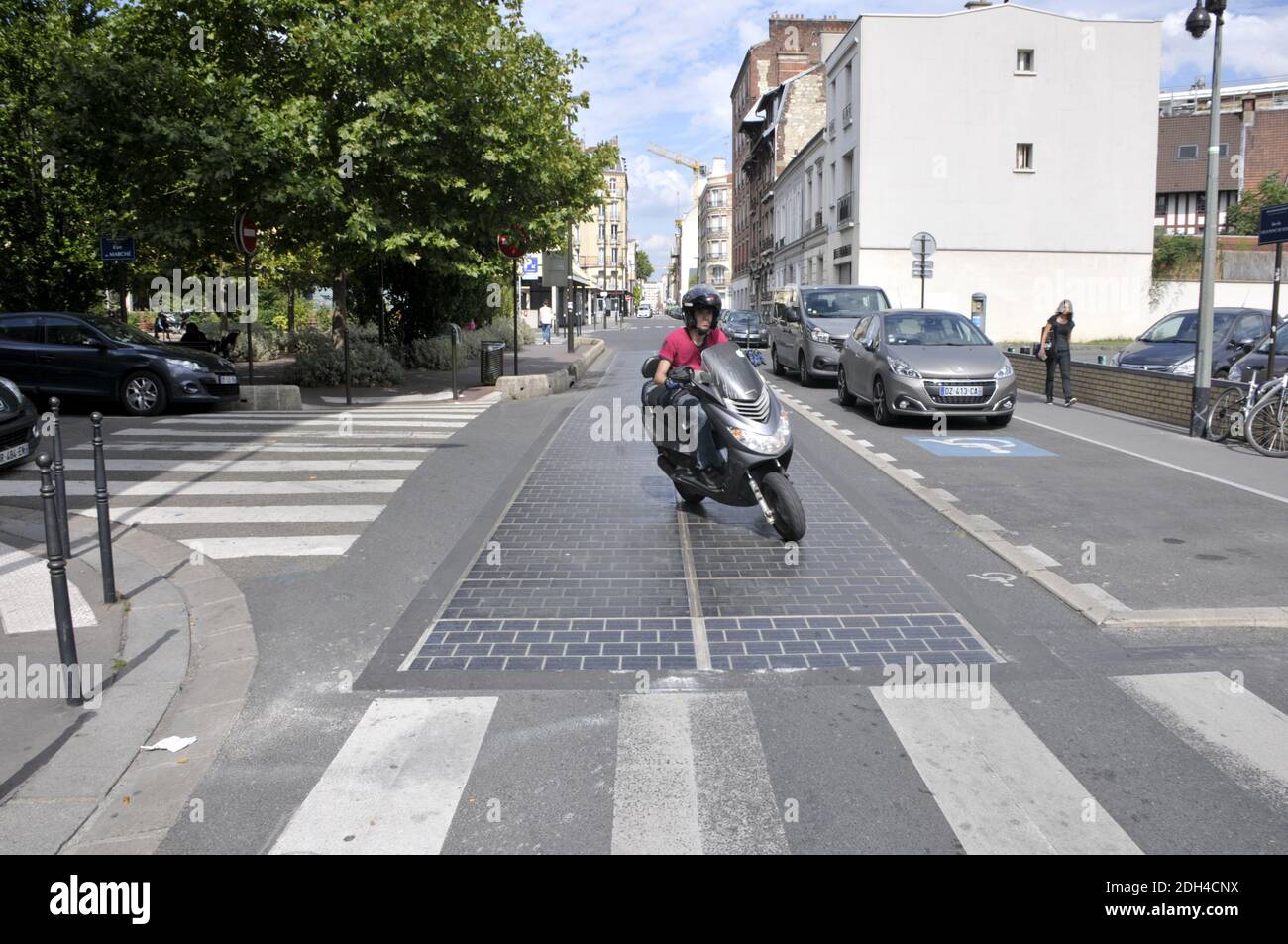 Am 1. August 2017 wird in Boulogne Billancourt bei Paris eine Straße mit Photovoltaik-Paneelen getestet. Seit 6 Monaten liefern diese Solarzellen Energie für das nahe gelegene Schwimmbad. Foto von Alain Apaydin/ABACAPRESS.COM Stockfoto