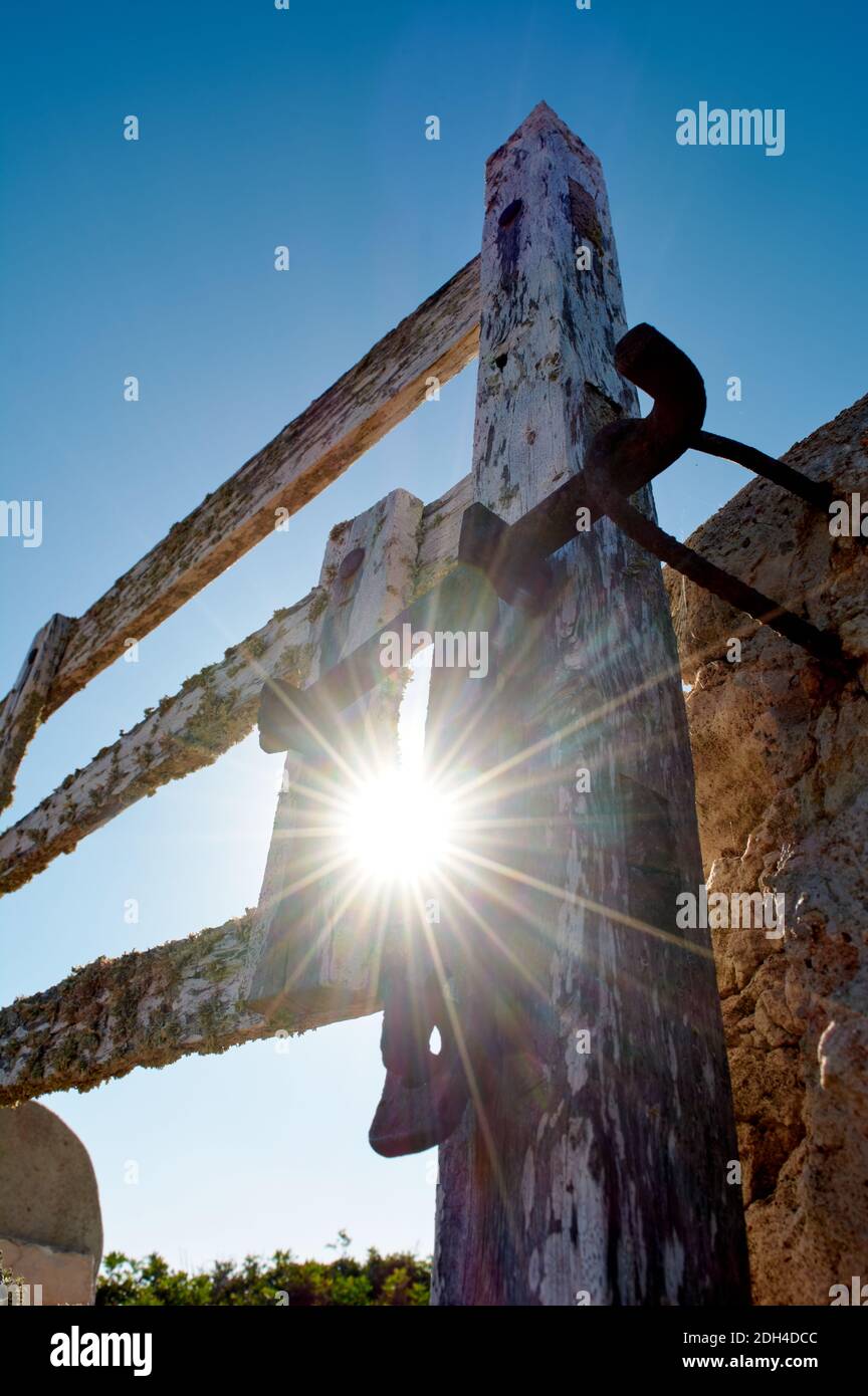 Detail von Eisenschloss auf typische Holztür, mit Flechten, auf Steinmauer neben, auf dem Weg, mit schönen blauen Himmel und sternenklare Sonne im mittelmeer, Stockfoto