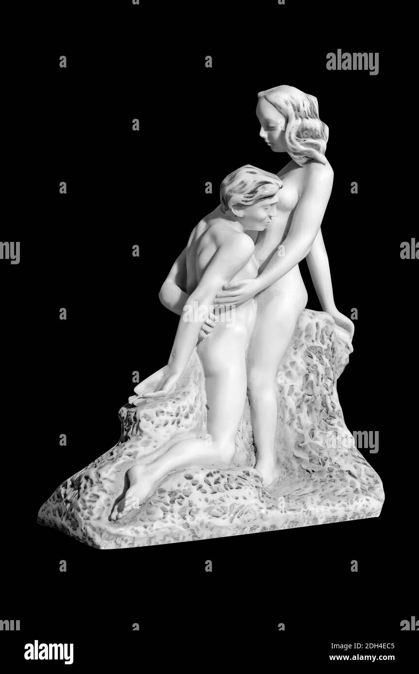 Statue eines küssenden Paares auf schwarzem Hintergrund Stockfoto