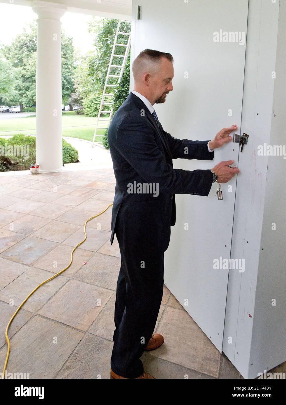 Ein nicht identifizierter Secret Service Agent schließt die schützende äußere Tür, die zum Oval Office im Westflügel des Weißen Hauses in Washington, DC, USA führt, da es gerade renoviert wird, während US-Präsident Donald J. Trump am Freitag, den 11. August 2017 in Bedminster, New Jersey, Urlaub macht. Foto von Ron Sachs / CNP/ABACAPRESS.COM Stockfoto