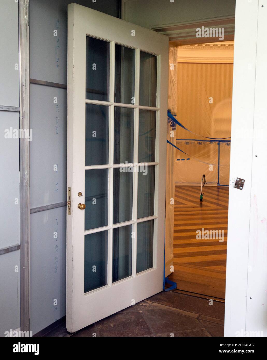 Schützende äußere Tür, die zum Oval Office im Westflügel des Weißen Hauses in Washington, DC, USA führt, da es gerade renoviert wird, während US-Präsident Donald J. Trump am Freitag, 11. August 2017, in Bedminster, New Jersey, Urlaub macht. Foto von Ron Sachs / CNP/ABACAPRESS.COM Stockfoto