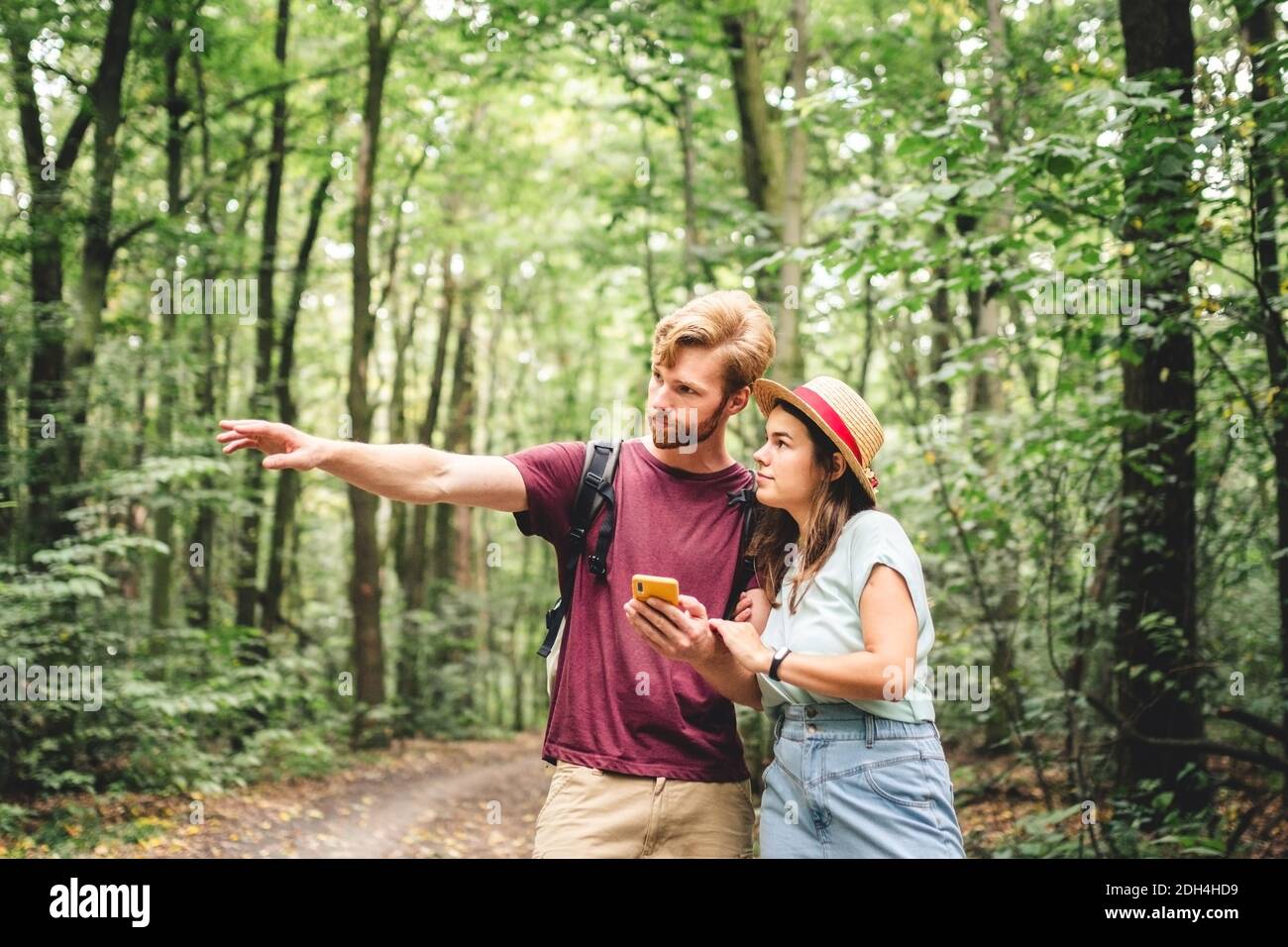 Paar Wandern und mit Karten-App auf dem Handy. Zwei Personen Wanderer auf  Handy suchen versuchen Route zu finden. Wandern im Wald, Klo  Stockfotografie - Alamy