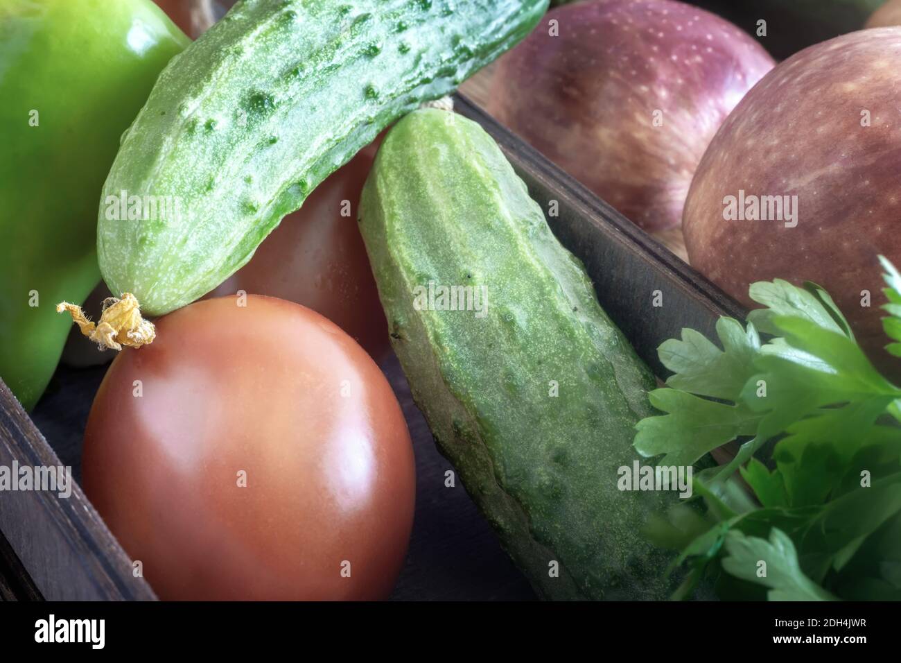 Frisches Gemüse und Obst in einer kleinen Box Stockfoto