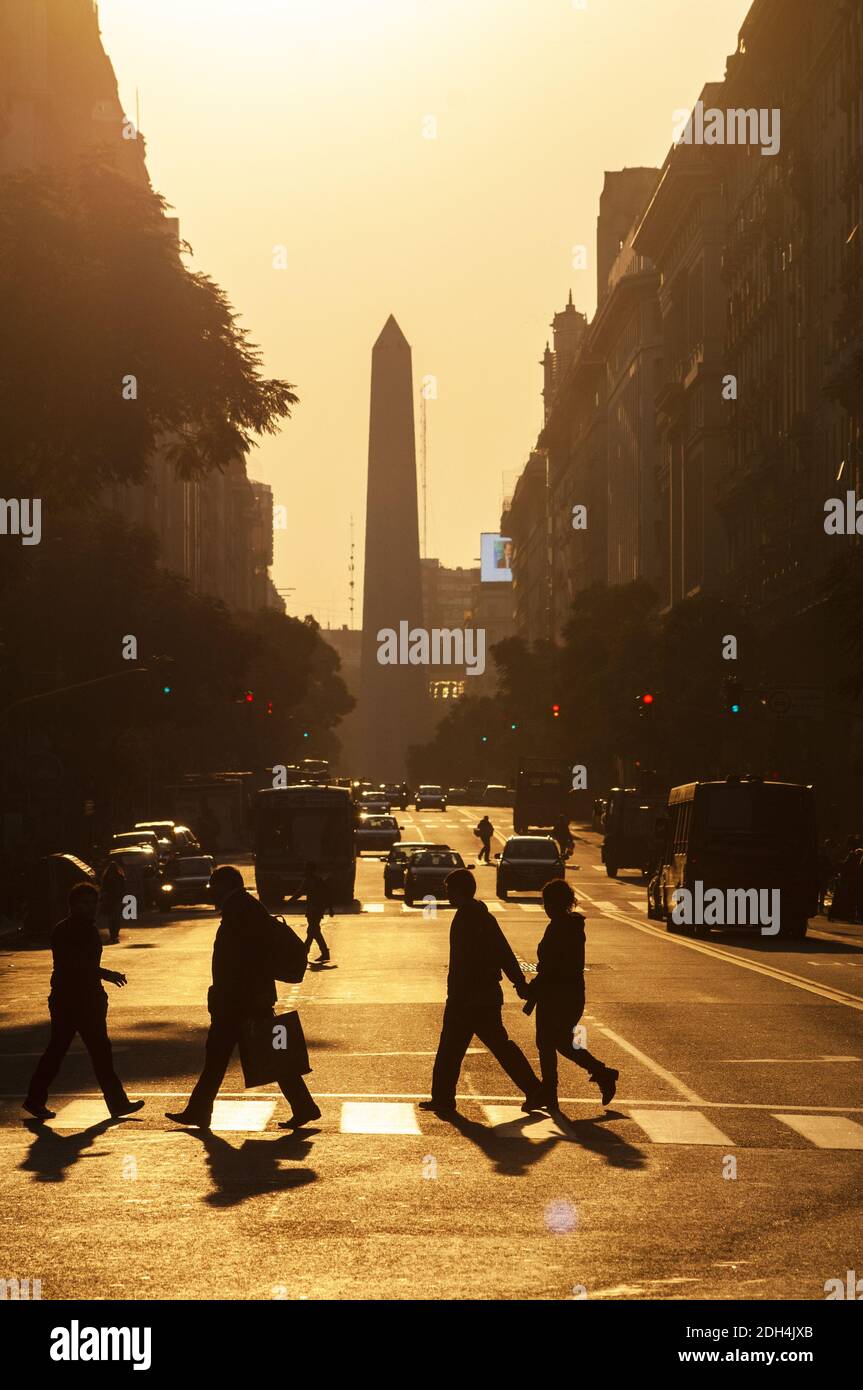 BUENOS AIRES, ARGENTINIEN - 28. Jul 2013: Fußgänger und Fahrzeuge bei Sonnenuntergang auf Diagonal Norte Blick auf den Obelisco, Buenos Aires, Argentinien Stockfoto