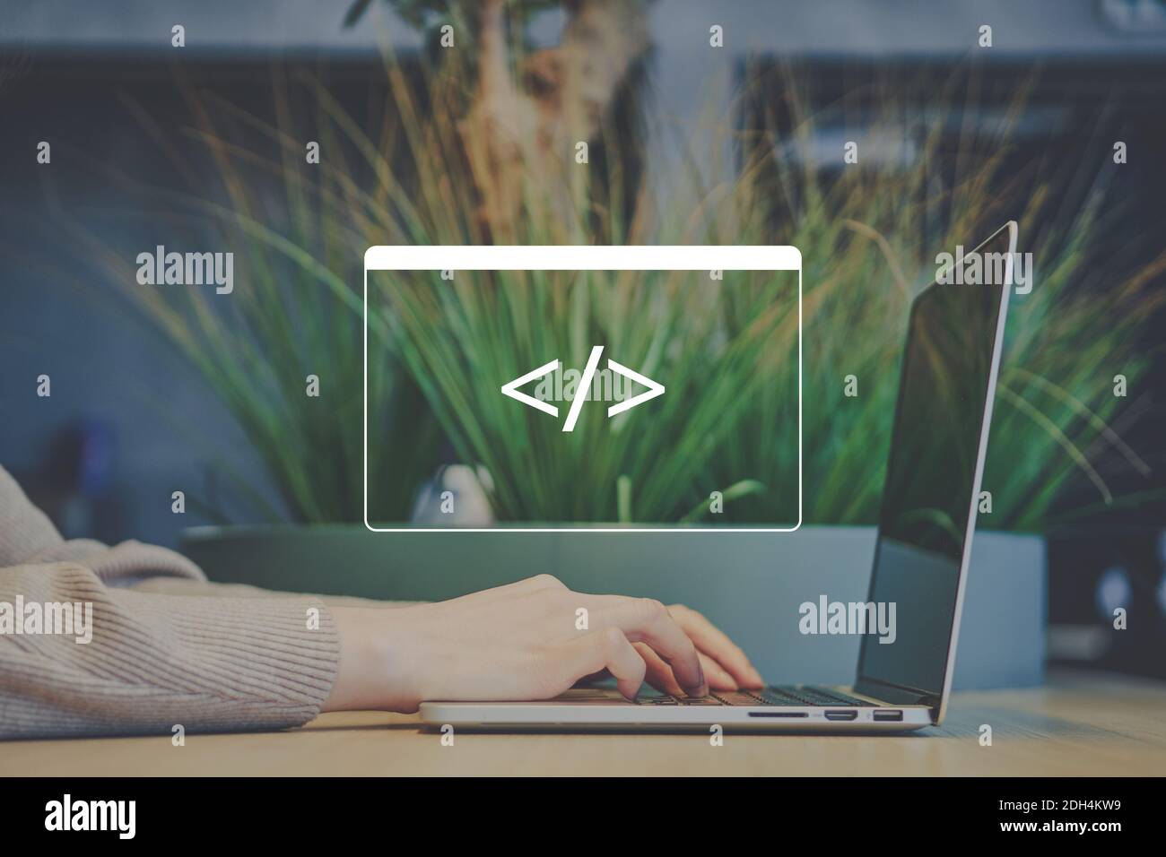Freiberufler in einem Café codiert auf einem Laptop. Stockfoto