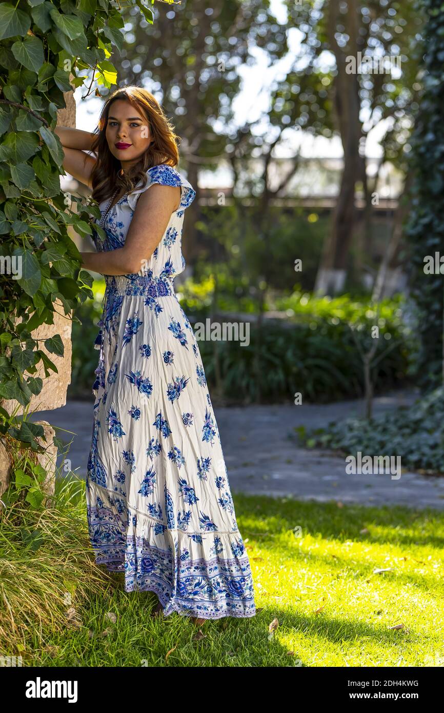 Eine schöne hispanische Brünette Modell posiert im Freien auf EINEM Mexikaner Ranch Stockfoto