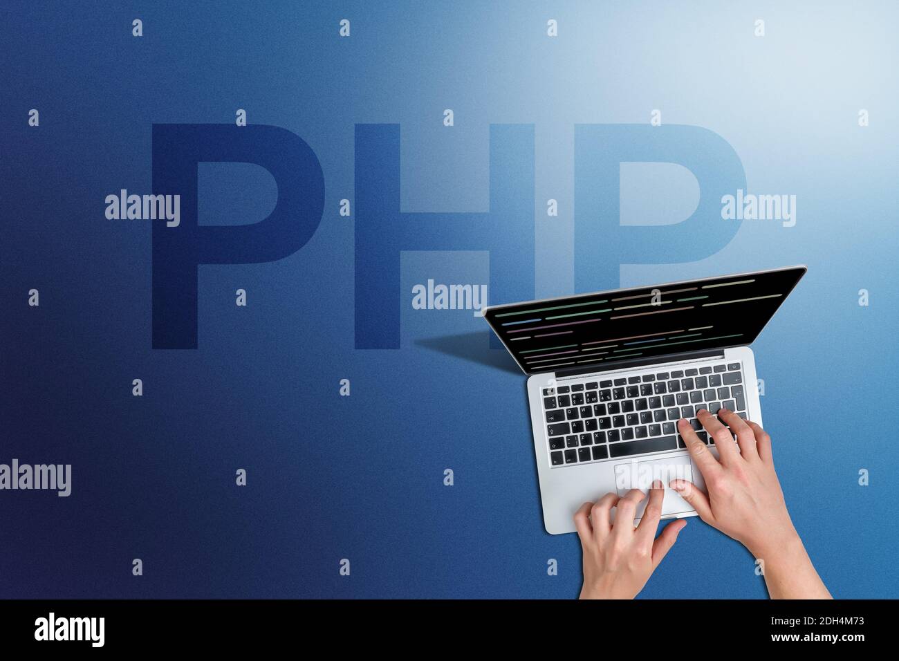 Programmiersprache php Code mit Person und Laptop. Stockfoto