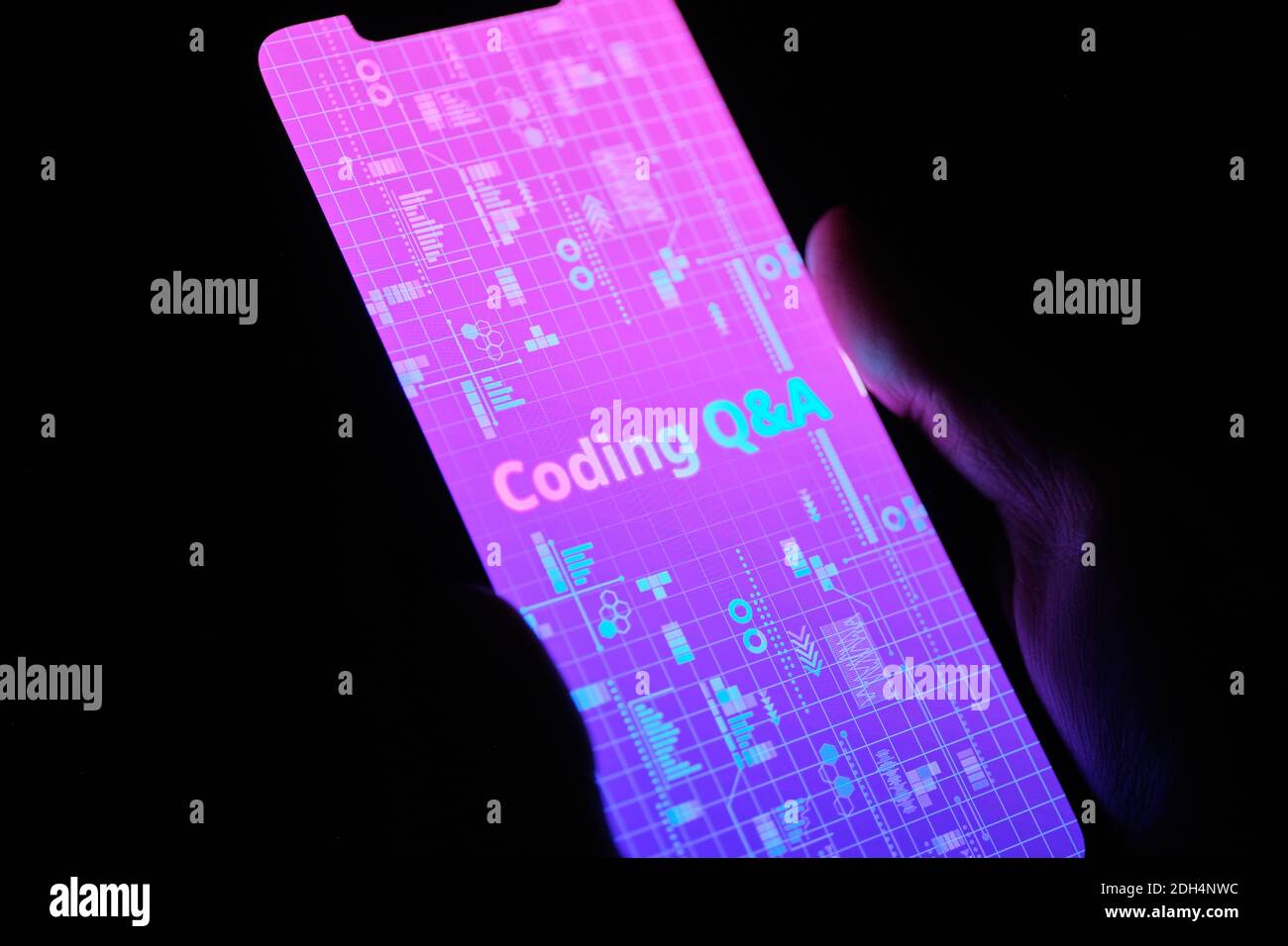 Konzept FAQ zu Fragen und Antworten der Programmiersprache auf dem Smartphone-Display. Stockfoto