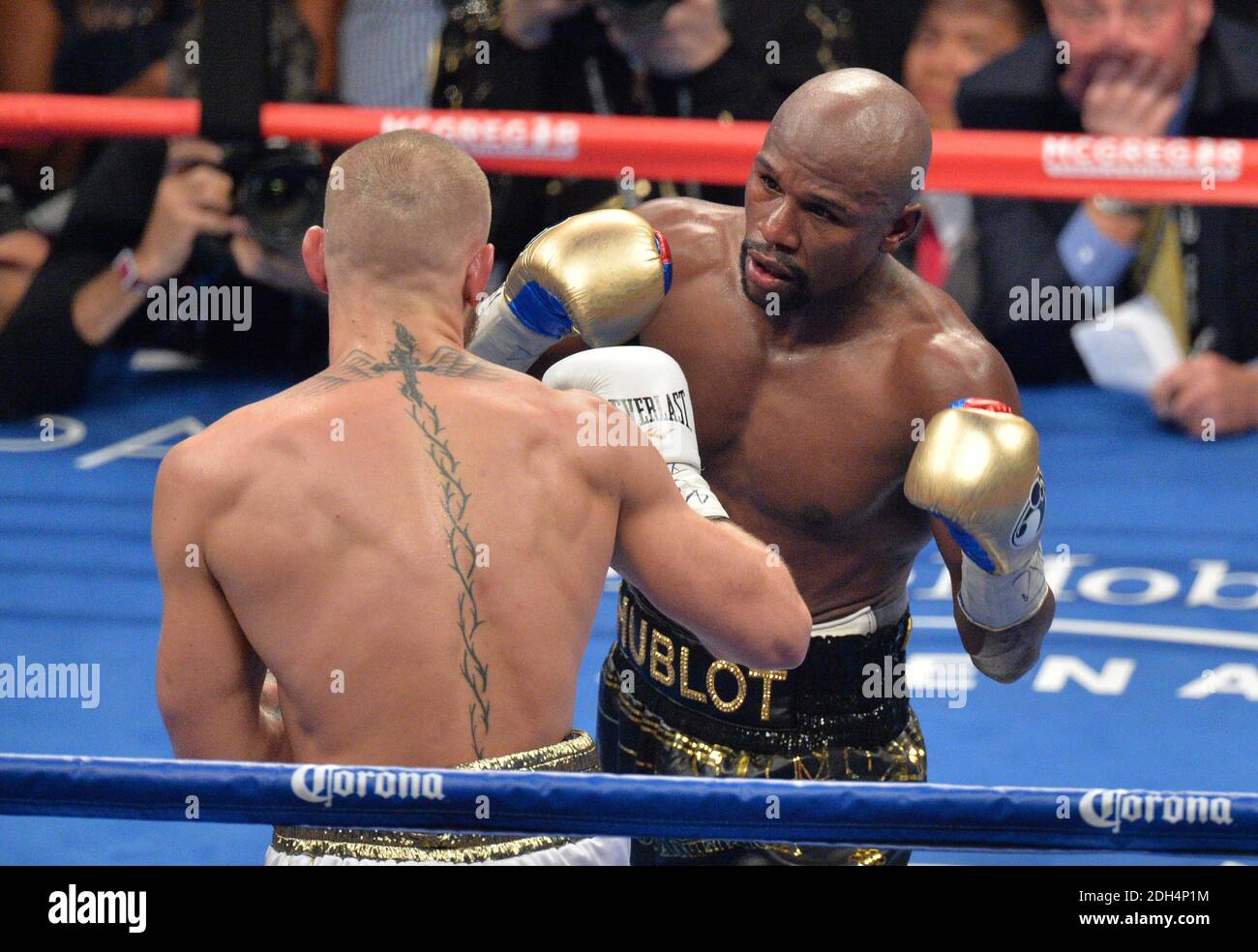 Floyd Mayweather Jr besiegt Conor McGregor während ihres Kampfes in der T-Mobile Arena, Las Vegas am 26. August 2017. Foto von Lionel Hahn/AbacaPress.com Stockfoto