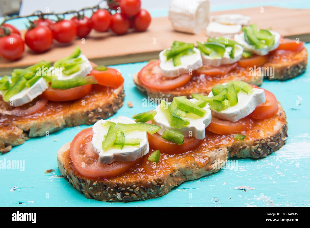 Tomatenbrot mit Ziegenkäse auf Vollkornbrot Stockfoto