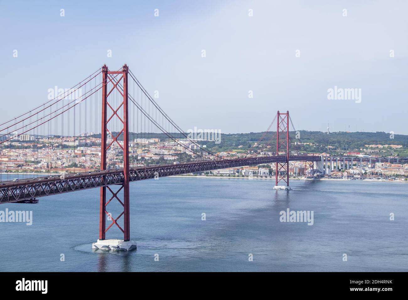 Tagus River mit 25 de Abril Bridge, Lissabon Stockfoto