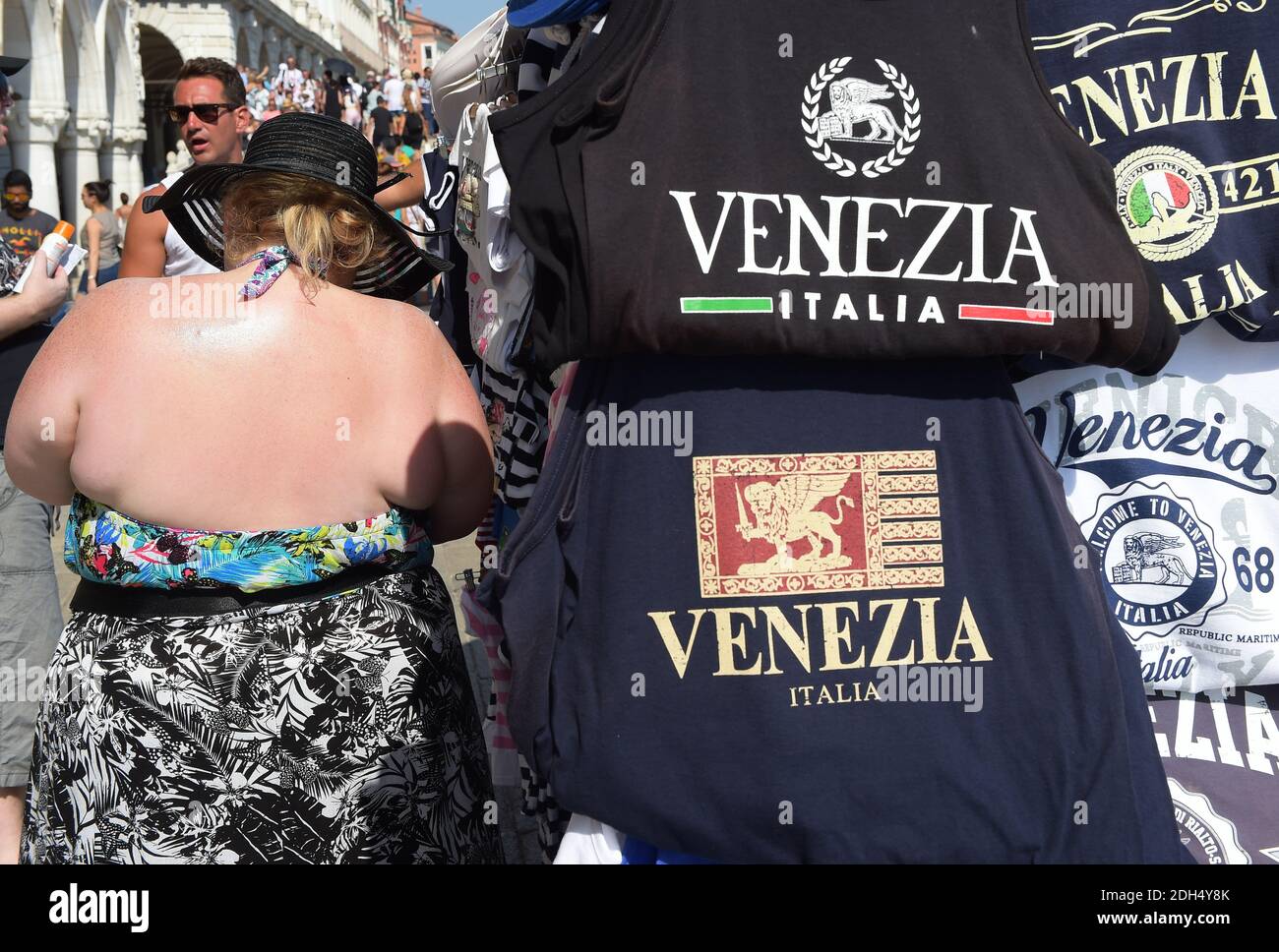 KEINE WEB/KEINE APPS - Touristen auf dem Markusplatz, dem Zentrum der touristischen Schwerkraft in Venedig, Italien am 12. August 2017. Die Stadt Venedig, die von Touristen überfallen wird, riskiert, ‘D„Inselland am Meer“ zu werden. Die meisten Venezianer verachten die giganten Kreuzfahrtschiffe, die jeden Tag durch den Giudecca-Kanal schaufeln, Dämpfe aussenden, die zu Erosion des Watts und Sedimentverlust führen, bevor sie Tausende von Menschen in das historische Zentrum verschleppen. Ob durch Selfie-Stöcke, laute Wheelie-Koffer oder Leute, die auf einer der 391 Brücken schnüffeln, Venedigs Verachtung gegenüber den 30 Millionen Besuchern, die die überschwemmen Stockfoto