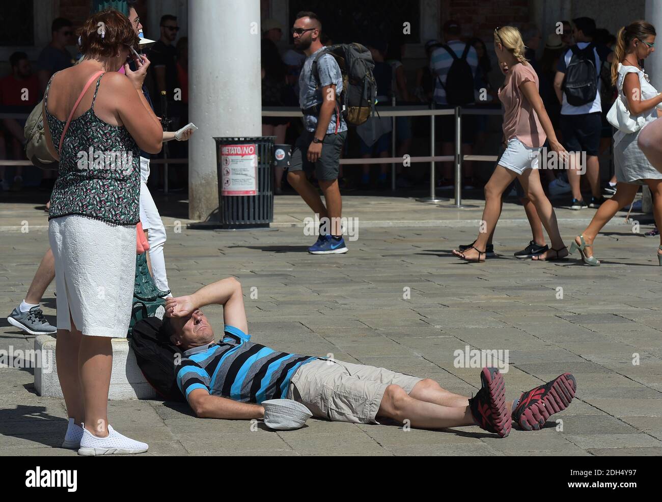 KEINE WEB/KEINE APPS - am 12. August 2017 auf dem Markusplatz, dem Zentrum der touristischen Schwerkraft in Venedig, Italien, lausige Touristen. Hier ist es verboten zu sitzen. Die Stadt Venedig, die von Touristen überfallen wird, riskiert, ‘D„Inselland am Meer“ zu werden. Die meisten Venezianer verachten die giganten Kreuzfahrtschiffe, die jeden Tag durch den Giudecca-Kanal schaufeln, Dämpfe aussenden, die zu Erosion des Watts und Sedimentverlust führen, bevor sie Tausende von Menschen in das historische Zentrum verschleppen. Ob durch Selfie-Stöcke, laute Wheelie-Koffer oder Leute, die auf einer der 391 Brücken schnüffeln, Venedigs Verachtung gegenüber irritiert Stockfoto