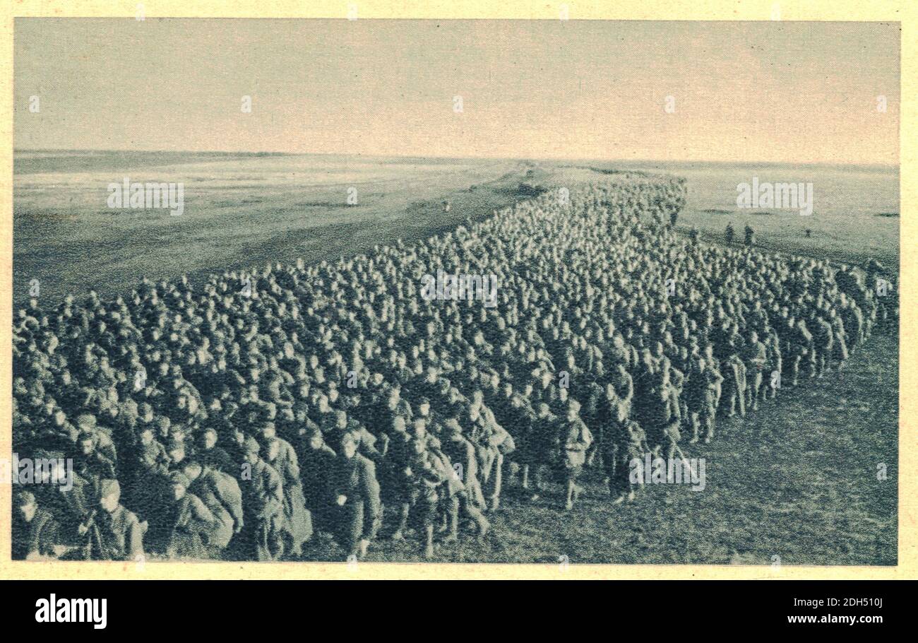 DIE SOWJETUNION - 1941: Tausende Männer marschierten nach Westen Russlands. Semyon Budjonny, Semyon Timoschenko und Kliment Woroschilov waren die Kavalleriearmee cliq Stockfoto