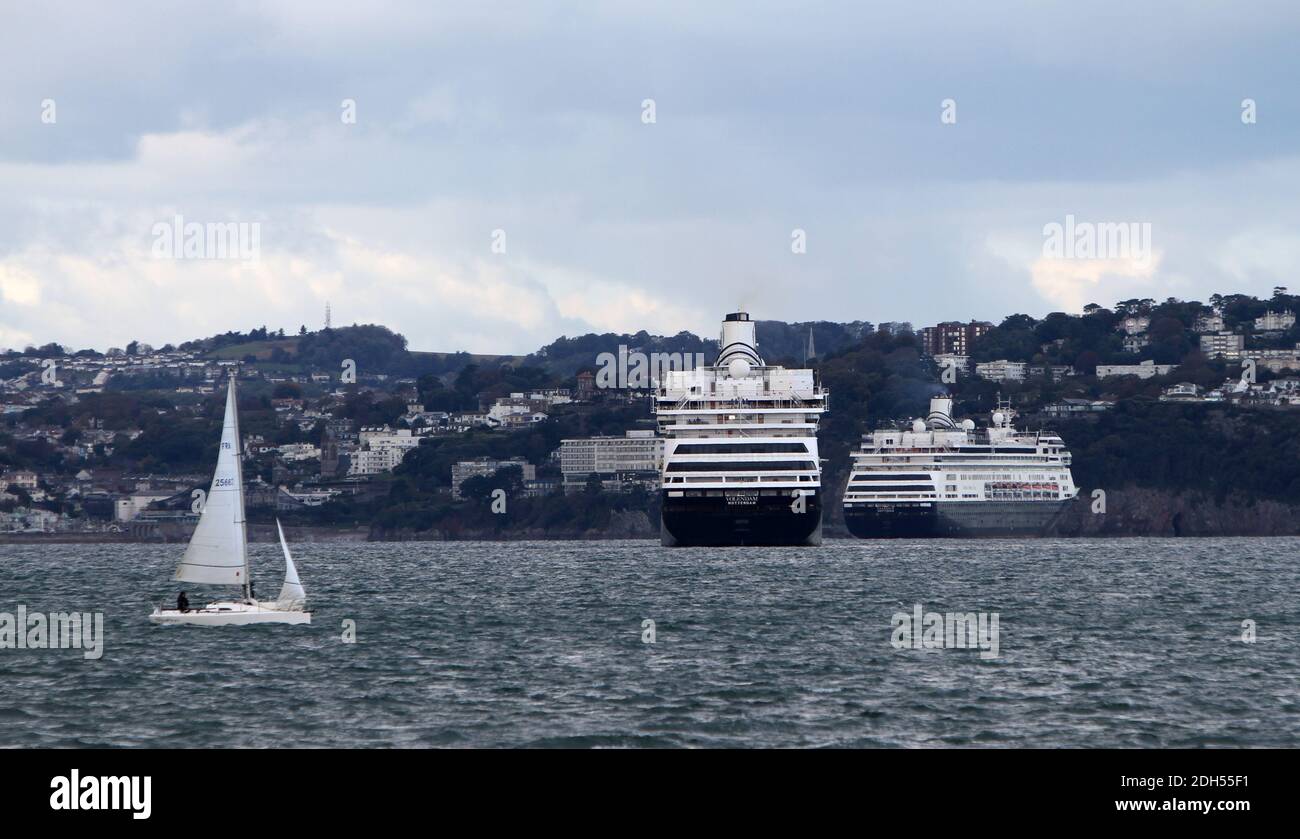 Torbay, Devon: Die Kreuzfahrtschiffe, MS Volendam (am nächsten zur Kamera) und MS Zaandam, die aufgrund der weltweiten Coronavirus-/Covid-Pandemie in der Bucht festgemacht wurden. Stockfoto